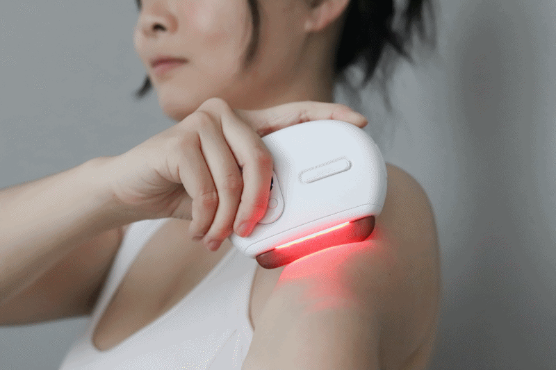 【只要一台就能按摩全身!】 紅砭石溫感按摩儀,不僅可以刮痧舒緩疲勞,也能日常按摩臉部肌膚! 【只要一台就能按摩全身!】 紅砭石溫感按摩儀,不僅可以刮痧舒緩疲勞,也能日常按摩臉部肌膚!